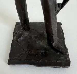 Theo van der Nahmer - Bronzen sculptuur | 'Man met hoed en paraplu ' / Flaneur' | 1968 kopen? Bied vanaf 400!