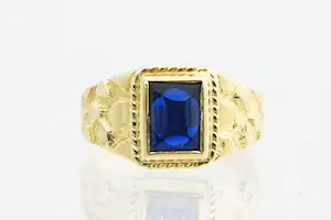 Acheter105 - Mooi bewerkte 18krt geelgouden ring met blauwe middensteen - kleine maat? Enchérissez de 225!