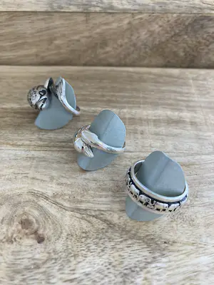 Een Lotje van drie zilveren ringen uitgevoerd in dolfijnen en olifantjes kopen? Bied vanaf 39!