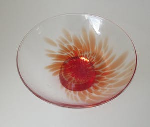 Niet of onleesbaar gesigneerd - Kunstglazen schaal op voet met rode en oranje glaspoeders kopen? Bied vanaf 10!