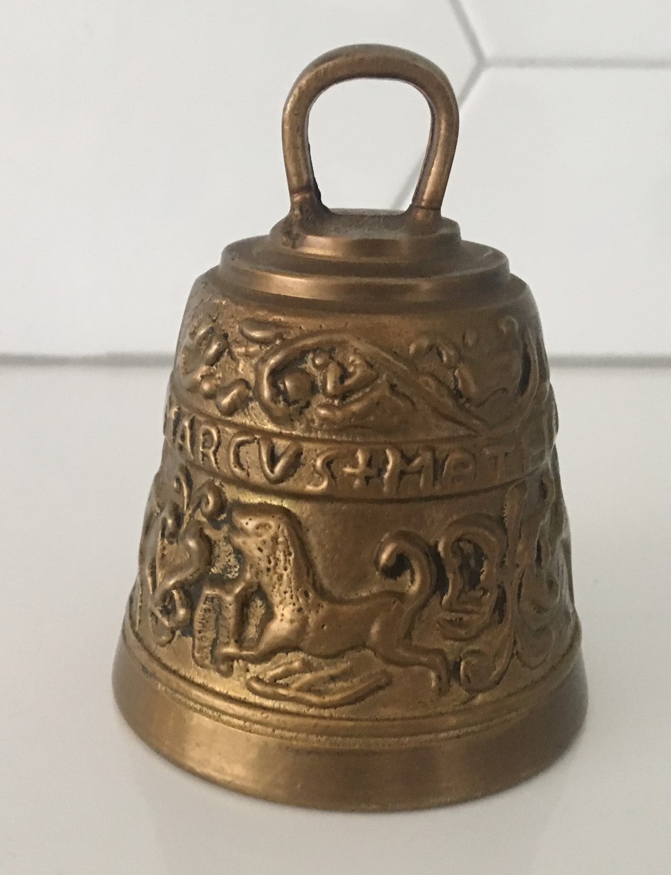 Niet of onleesbaar gesigneerd - Antieke begin 20e eeuwse bronzen kerkbel kopen? Bied vanaf 1!