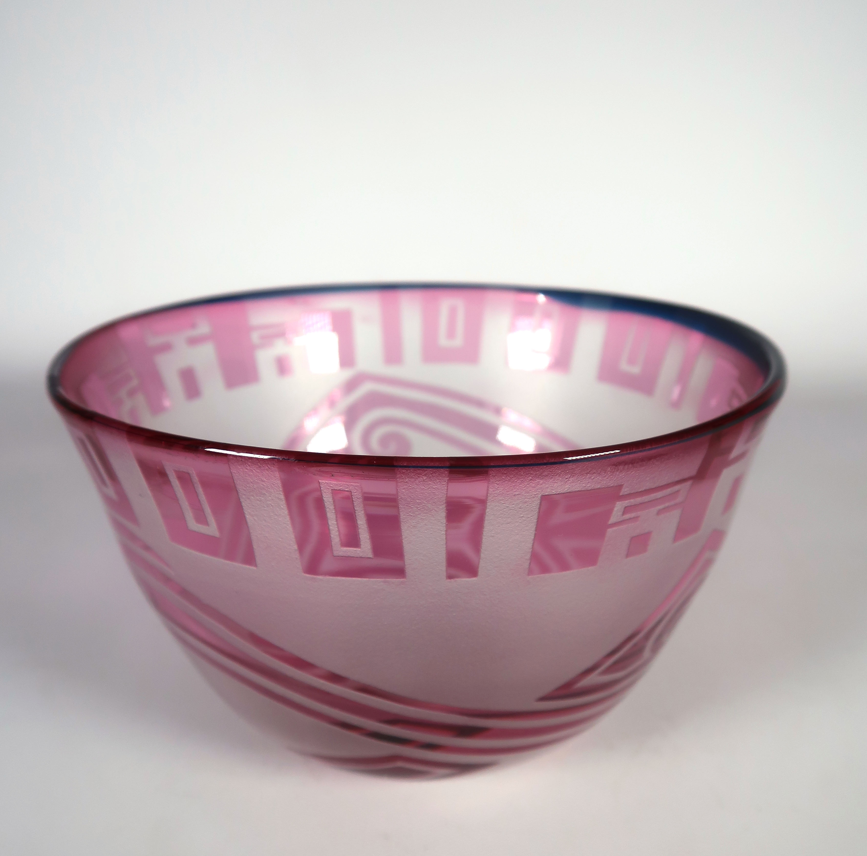 Niet of onleesbaar gesigneerd - Glas, Roze schaal met geometrische patronen kopen? Bied vanaf 1!