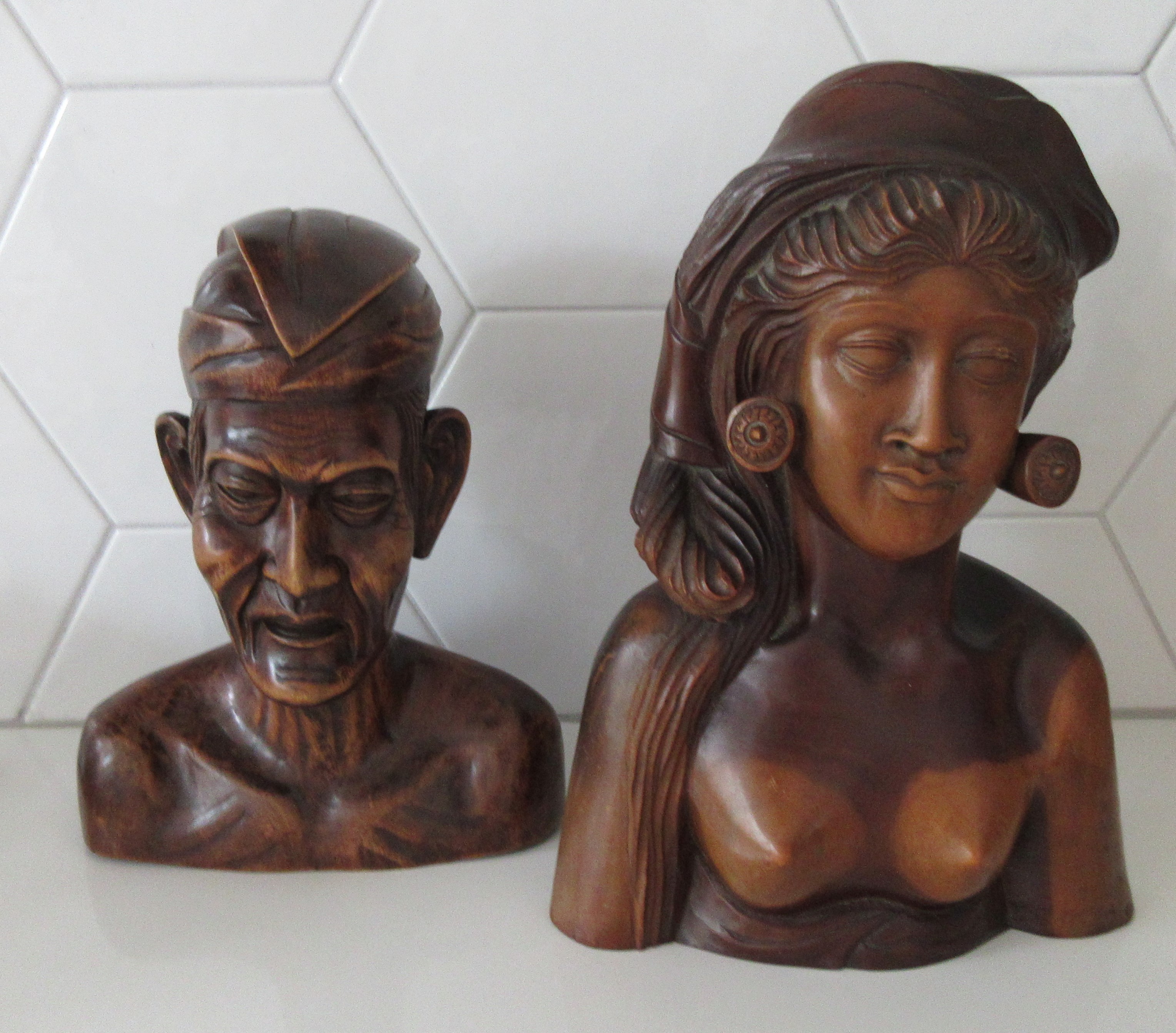 Niet of onleesbaar gesigneerd - Balinese bruidsbeelden - Indonesië - Bali - midden 20e eeuw verkocht voor € 1!