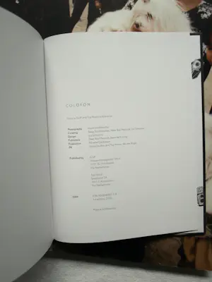 Henk Schiffmacher - Gesigneerde foto op dibond “Vrouw met Honden” + gesigneerd fotoboek kopen? Bied vanaf 150!