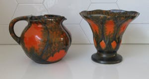 Arnhemsche Fayencefabriek - Twee oranje zwarte art deco vazen - Klaas Vet kaufen? Bieten Sie von 10!