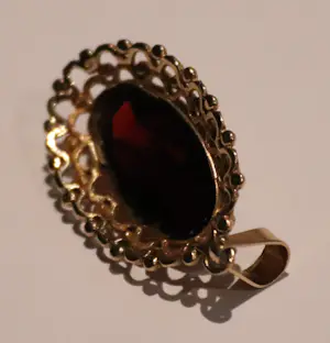 Buy Antieke 14 karaat gouden hanger met ovalen facet geslepen granaat steen? Bid from 450!