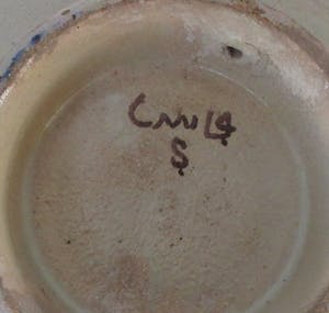 Niet of onleesbaar gesigneerd - Oud Noord Afrikaans of Arabisch aardewerken schaal op voet kopen? Bied vanaf 10!