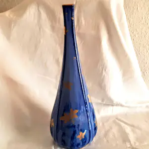 Sevres - Porzellan Vase original Sevres von 1900 mittelblau mit goldenem Blätter-Dekor kopen? Bied vanaf 290!