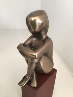 Janneke Ros - Beeld “ IN GEDACHTEN “. Gesigneerd kopen? Bied vanaf 1!