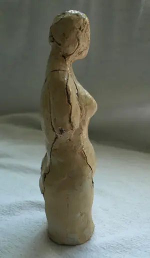 Niet of onleesbaar gesigneerd - Keramieken beeldje , Femme imparfaite – gesigneerd ‘T.S’ kopen? Bied vanaf 1!