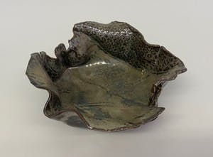 Niet of onleesbaar gesigneerd - Vrijgevormd gevouwen keramisch object kopen? Bied vanaf 1!