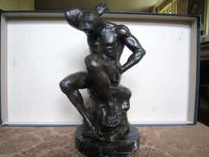 Niet of onleesbaar gesigneerd - Bronzen figuur...... vertwijfeling verkocht voor € 1!