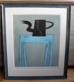 Klaas Gubbels - Zeefdruk, zwarte kan op blauwe tafel, mooi ingelijst. kopen? Bied vanaf 375!