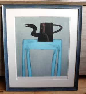 Klaas Gubbels - Zeefdruk, zwarte kan op blauwe tafel, mooi ingelijst. verkocht voor € 375!