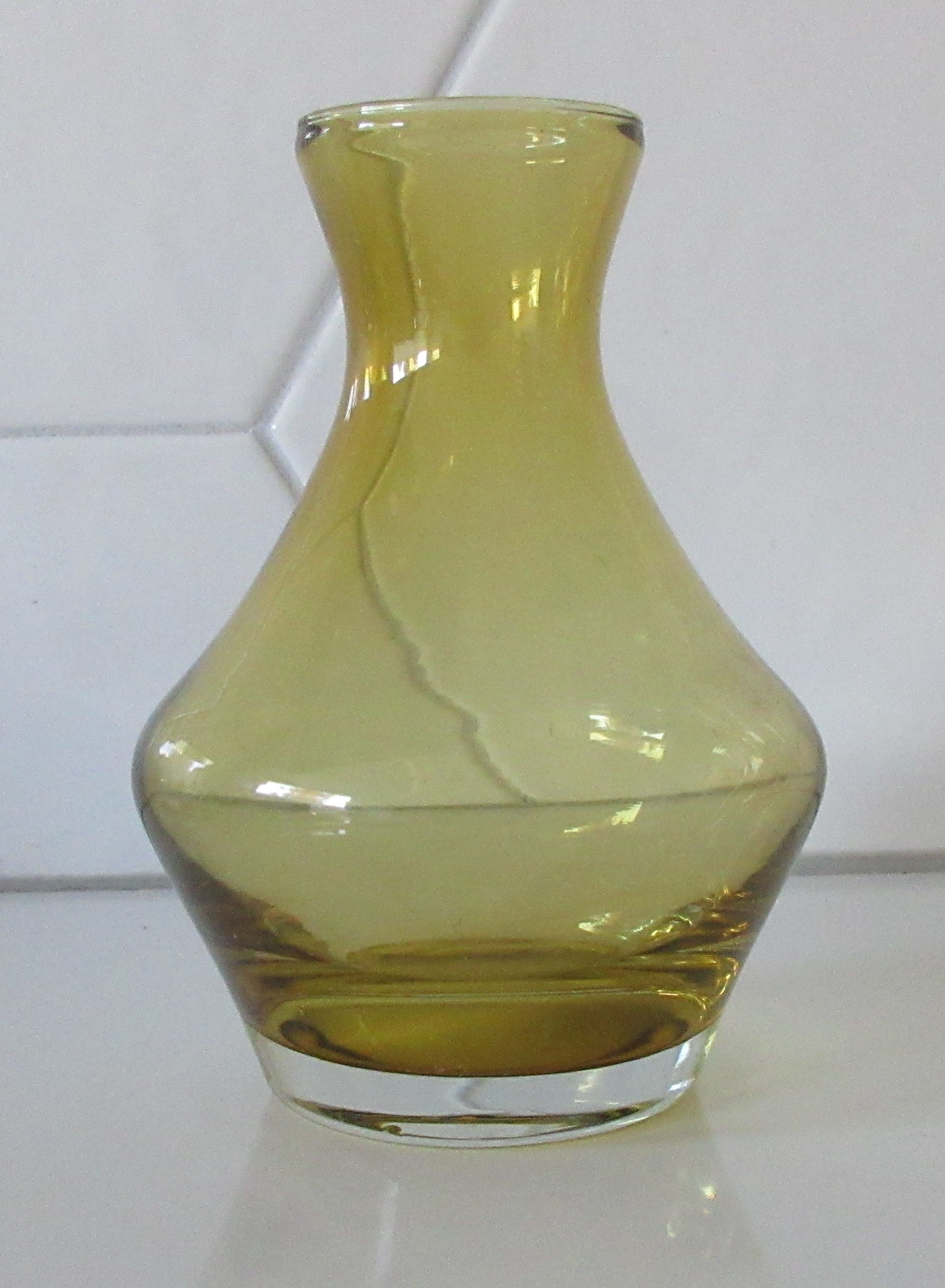 Niet of onleesbaar gesigneerd - Amber dubbelwandig glazen sixties vaasje kopen? Bied vanaf 1!