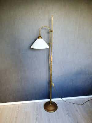 Vloerlamp / Leeslamp – Koper en Opaline glas verkocht voor € 99!