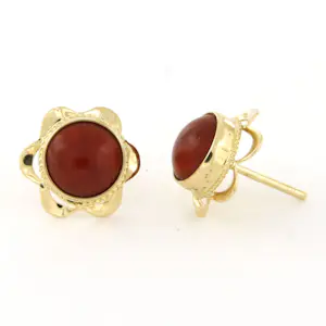 14k geel gouden oorknoppen bezet met koraal – 2.7 gram kopen? Bied vanaf 185!