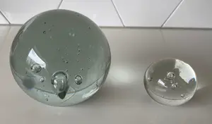 Niet of onleesbaar gesigneerd - Twee glazen Presse Papiers Uncontrolled Airbubbles kopen? Bied vanaf 1!