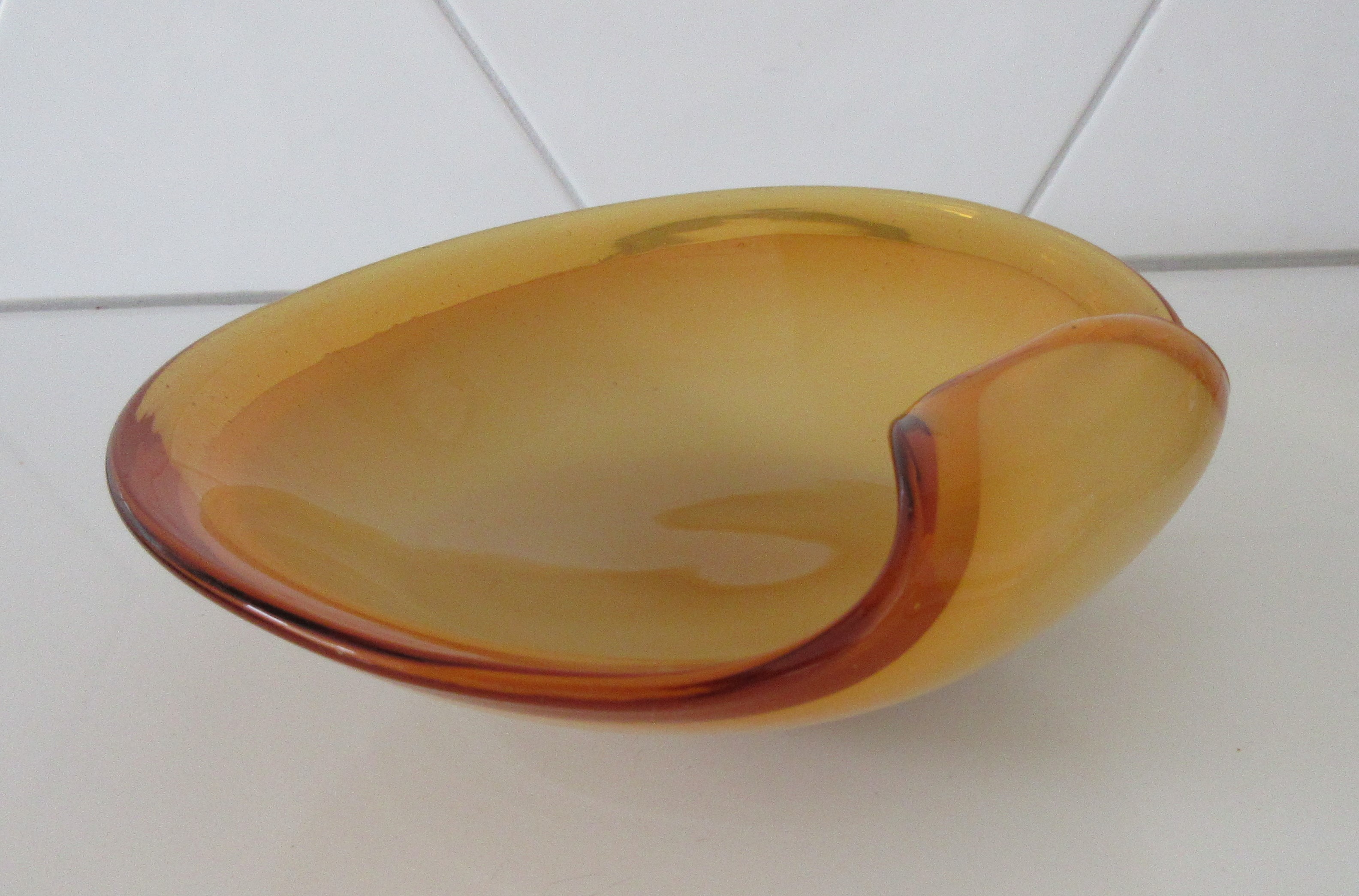 Niet of onleesbaar gesigneerd - Murano amber en ivoor witte glazen vrijgevormde schaal kopen? Bied vanaf 1!