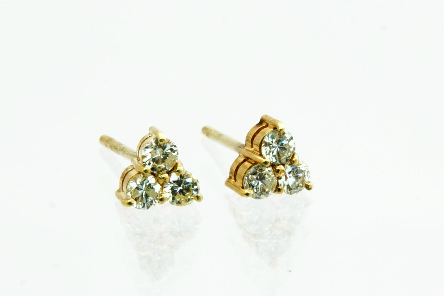 43 - Een paar z.g.a.n. geelgouden 18krt diamanten oorstekers met 0.30ct briljant kopen? Bied vanaf 215!