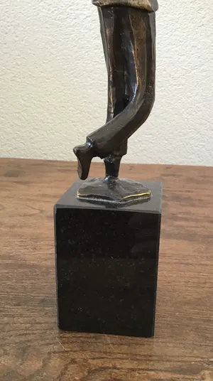 Brons (Onbekend) - Rob Verhoeven, Beeld Man zwaaiend met hoed, Gesigneerd kopen? Bied vanaf 45!