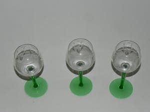 Niet of onleesbaar gesigneerd - 3 vintage Franse wijnglazen met groene voet kopen? Bied vanaf 1!