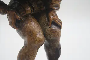 Niet of onleesbaar gesigneerd - Prachtig Rigoletto Beeld Gesigneerd (Gips Gepatineerd) 20e eeuw kopen? Bied vanaf 1!