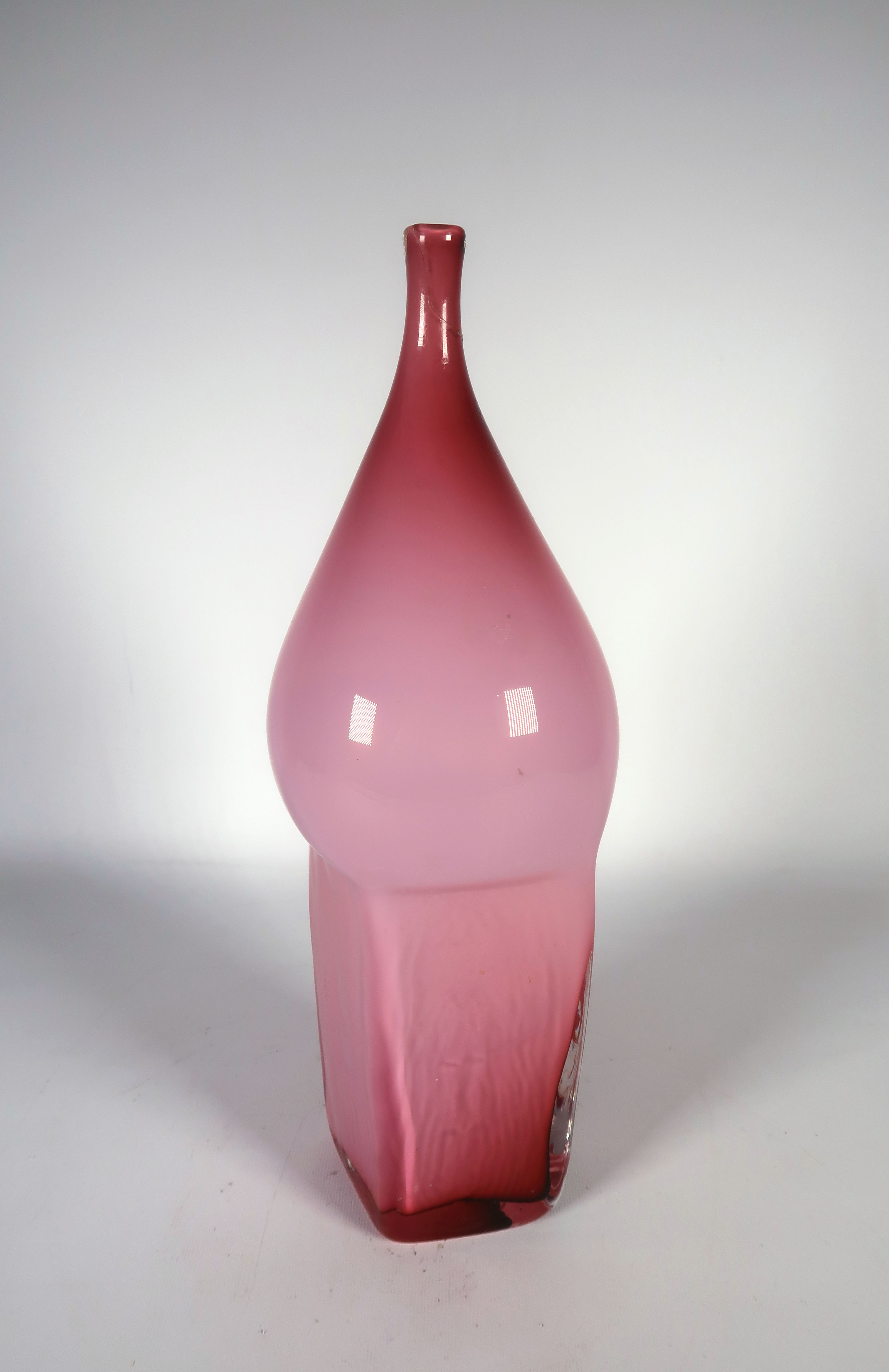 Bernard Heesen - Glas, Roze vaas met smalle tuit kopen? Bied vanaf 1!