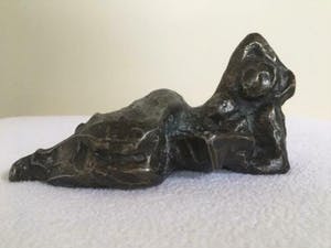 Brons (Onbekend) - liggend lezende vrouw JVG kopen? Bied vanaf 39!