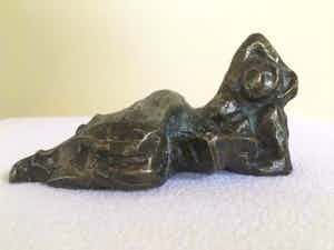 Brons (Onbekend) - liggend lezende vrouw JVG verkocht voor € 39!