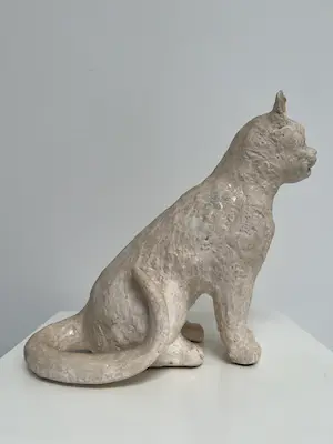 Tine Goudriaan-van Waning - Keramiek sculptuur | 'Zittende poes, blauwe ogen' kopen? Bied vanaf 1!