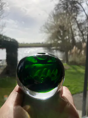 Vicke Lindstrand - Glazen bolvaasje groen in transparant glas kopen? Bied vanaf 35!