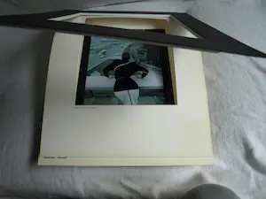 Helmut Newton - Ingelijste foto , ‘Paris 1978’ - voor modeontwerper Thierry Mugler kopen? Bied vanaf 1000!