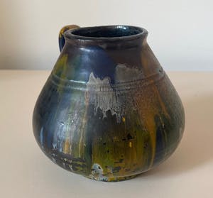 Niet of onleesbaar gesigneerd - Twee aardewerken oorvaasjes voorzien van test glazuur kopen? Bied vanaf 1!