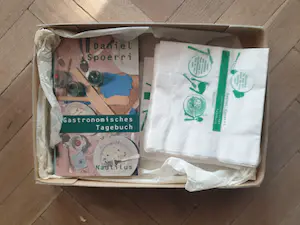 Daniel Spoerri - Gastronomischer Tagebuch - Zeefdruk op textiel - Genummerd en gesigneerd kopen? Bied vanaf 650!