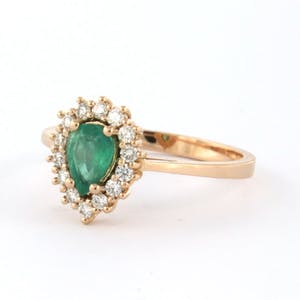 18k roodgouden entourage ring bezet met smaragd en briljant geslepen diamant kopen? Bied vanaf 540!