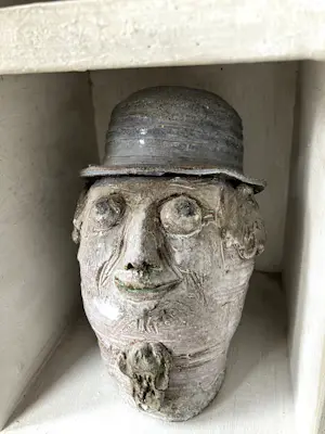 Dick Hageman - Uniek werk keramiek - 6 beelden - " De Buren " in bijbehorende kast / frame kopen? Bied vanaf 150!