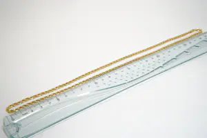 01 - Sierlijk, zo goed als nieuw 18 krt geel gouden "koord" collier - 60cm lang kopen? Bied vanaf 525!