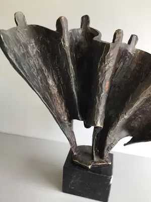 Bernadette Leijdekkers - Sculptuur “ Samen Sterk “. zeldzaam kopen? Bied vanaf 149!