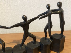 Brons (Onbekend) - Gesigneerd modern bronzen beeld " ELKAAR OP WEG HELPEN " kopen? Bied vanaf 45!