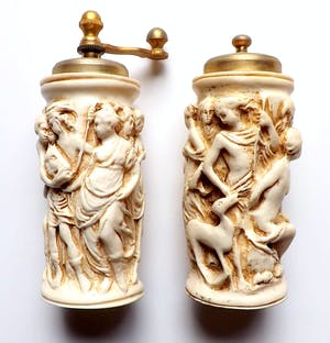 Curiosa - Vintage Salt And Pepper grinder in bone carved sculptures. kopen? Bied vanaf 1!