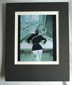 Helmut Newton - Ingelijste foto , ‘Paris 1978’ - voor modeontwerper Thierry Mugler kopen? Bied vanaf 1000!