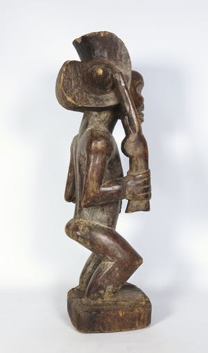 Chokwe - Houten krijgerbeeld met geweer en koninklijk kapsel kopen? Bied vanaf 1!