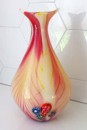 Niet of onleesbaar gesigneerd - Zeer zware dikwandige gele roze Millefiori vaas verkocht voor € 10!