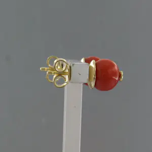 18k geel gouden oorknoppen met koraal en briljant geslepen diamant tot.0.03ct kopen? Bied vanaf 280!