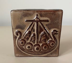 Niet of onleesbaar gesigneerd - Thyssen Keramik Denemarken - Siertegeltje Vikingsschip kopen? Bied vanaf 1!