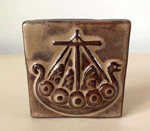 Niet of onleesbaar gesigneerd - Thyssen Keramik Denemarken - Siertegeltje Vikingsschip verkocht voor € 1!