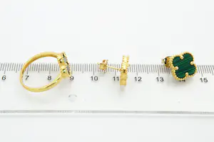 48 - Fraaie set  20krt gouden ring  + paar oorstekers met malachiet klaver 4 kopen? Bied vanaf 380!