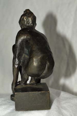 Niet of onleesbaar gesigneerd - Bronzen beeldje , “Meisje aan het water“ kopen? Bied vanaf 1!