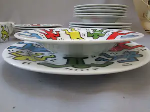 Keith Haring - Servies: 3 verschillende maten borden, 1 koffiekop en schotel kopen? Bied vanaf 80!